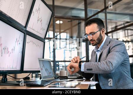 Stock Trader Überprüfung der Zeit und arbeiten im Büro Stockfoto