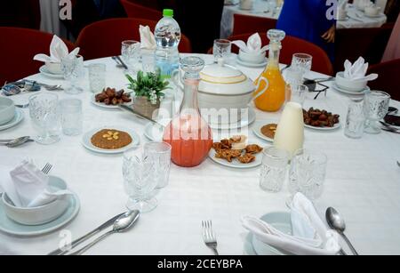 Marokkanisches Frühstück mit Orangensaft (Harira) gekochten Eiern und marokkanischen Süßigkeiten. Ramadan-Frühstück. Stockfoto