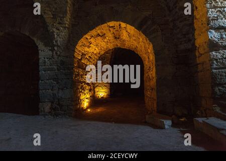 Lichtstrahlen in den mittelalterlichen Keller Stockfoto