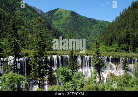 Juizhaigou (Tal der neun Dörfer) in Sichuan, China. Blick auf den Nuorilang Wasserfall. Stockfoto