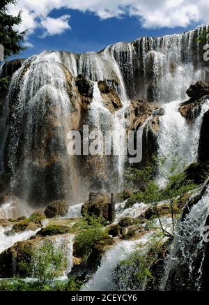 Juizhaigou (Tal der neun Dörfer) in Sichuan, China. Blick auf den Pearl Shoal Wasserfall. Stockfoto