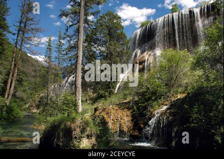 Juizhaigou (Tal der neun Dörfer) in Sichuan, China. Blick auf den Pearl Shoal Wasserfall. Stockfoto