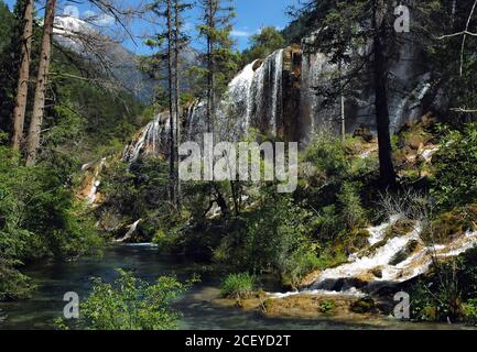 Juizhaigou (Tal der neun Dörfer) in Sichuan, China. Blick auf den Pearl Shoal Wasserfall. Stockfoto