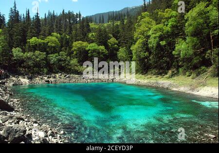 Juizhaigou (Tal der neun Dörfer) in Sichuan, China. Blick auf den Teich der fünf Farben. Stockfoto