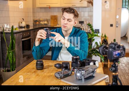 Intelligent smart Fotograf scharf auf Blogging, Mann präsentieren neue DSLR-Kamera, zeigen und sprechen Sie darüber für Abonnenten Stockfoto