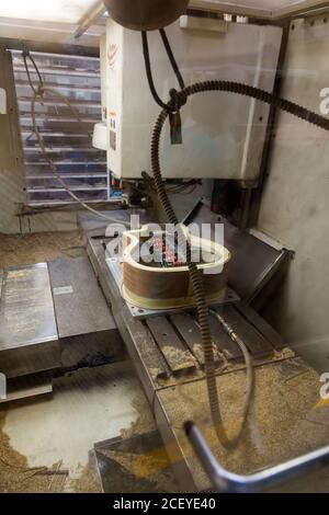 Eine computergesteuerte CNC-Präzisionsfräsmaschine schneidet eine Gitarre in der Taylor Guitar Fabrik in Tecate, Mexiko. Stockfoto