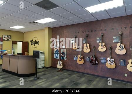 Beispiele der verschiedenen Taylor Guitar Linien sind im Empfangsbereich der Taylor Guitar Fabrik in Tecate, Mexiko, zu sehen. Stockfoto