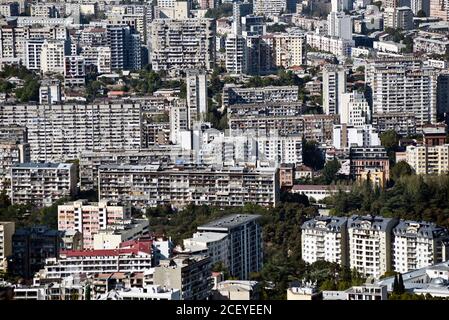 Tiflis: Panoramablick auf die Monoblock-Gebäude, vom Berg Mtasminda. Republik Georgien Stockfoto