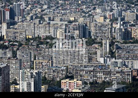 Tiflis: Panoramablick auf die Monoblock-Gebäude, vom Berg Mtasminda. Republik Georgien Stockfoto