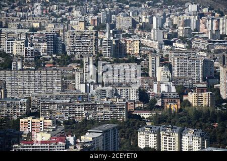 Tiflis: Panoramablick auf die Monoblock-Gebäude, vom Berg Mtasminda. Republik Georgien Stockfoto
