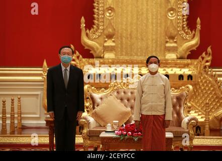 Nay Pyi Taw, Myanmar. September 2020. Der Präsident von Myanmar, U Win Myint (R), trifft sich am 1. September 2020 in Nay Pyi Taw, Myanmar, mit Yang Jiechi, einem Mitglied des Politbüros des Zentralkomitees der Kommunistischen Partei Chinas (CPC) und Direktor des Büros der Kommission für Auswärtige Angelegenheiten des Zentralkomitees der CPC. Quelle: Zhang Dongqiang/Xinhua/Alamy Live News Stockfoto