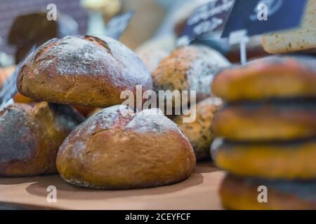 Auswahl an frisch gebackenem Gebäck - Brötchen und Brot zum Verkauf an der Theke von Shop, Lebensmittelgeschäft, Markt, Café oder Bäckerei. Essen und traditionelle französische Küche Stockfoto