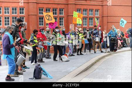 Cardiff, Wales, Großbritannien. September 2020. Extinction Rebellion Protestanten versammeln sich im Senedd in Cardiff, um die Gefahr von steigenden Gezeiten und die Gefahr von Überschwemmungen in Cardiff durch den Klimawandel zu unterstreichen, 2. September 2020. Demonstranten spielen Musik versammeln sich außerhalb der Senedd Credit: Denise Laura Baker / Alamy Live News Stockfoto