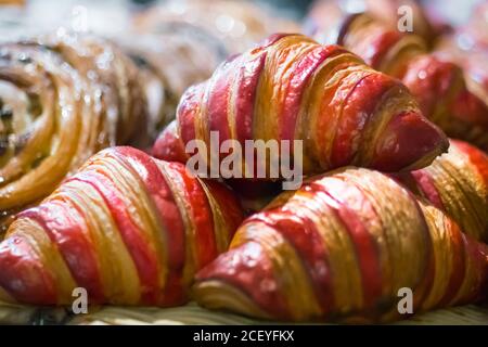 Sortiment von frisch gebackenen Croissants zum Verkauf an der Theke von Shop, Markt, Café oder Bäckerei. Dessert, Gebäck, Frühstück, süße Speisen und traditionell Stockfoto