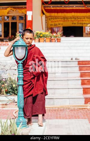 Thiksey Dorf in Ladakh, Indien - AUGUST 20: Das Porträt eines jungen Mönchs, der in der Nähe der Neuen Halle des Thikse Klosters am 20. August 2016 in Thiksey steht Stockfoto