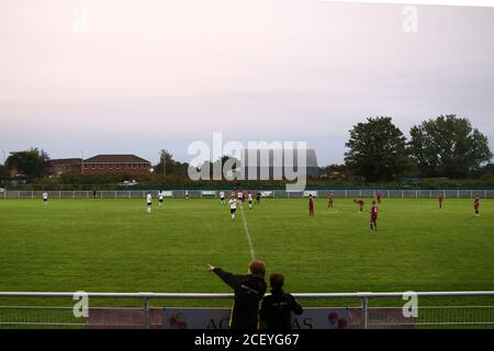 BARKING, ENGLAND. 2. SEPTEMBER 2020 EINE allgemeine Ansicht der Fans beobachten das Spiel während des FA Cup-Spiel zwischen West Essex FC und Crawley Green im Mayesbrook Park, bellend. (Kredit: Jacques Feeney) Gutschrift: MI Nachrichten & Sport /Alamy Live Nachrichten Stockfoto