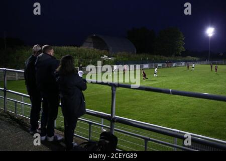 BARKING, ENGLAND. 2. SEPTEMBER 2020 EINE allgemeine Ansicht der Fans beobachten das Spiel während des FA Cup-Spiel zwischen West Essex FC und Crawley Green im Mayesbrook Park, bellend. (Kredit: Jacques Feeney) Gutschrift: MI Nachrichten & Sport /Alamy Live Nachrichten Stockfoto