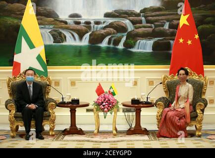 Nay Pyi Taw, Myanmar. September 2020. Myanmar Staatsrätin Aung San Suu Kyi (R) trifft sich am 1. September mit Yang Jiechi, Mitglied des Politbüros des Zentralkomitees der Kommunistischen Partei Chinas (CPC) und Direktor des Büros der Kommission für Auswärtige Angelegenheiten des Zentralkomitees der KPC, in Nay Pyi Taw, Myanmar, 2020. Quelle: Zhang Dongqiang/Xinhua/Alamy Live News Stockfoto