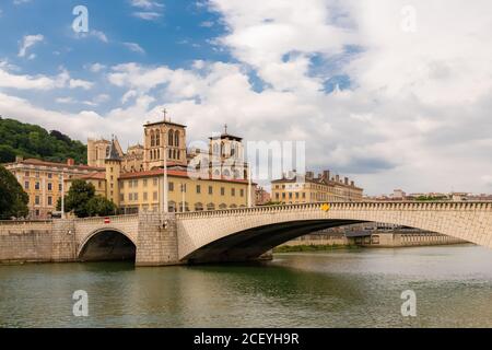 Vieux-Lyon, bunte Häuser und Brücke im Zentrum, an der Saone Stockfoto