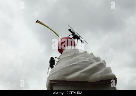 Nahaufnahme der Skulptur THE END der Künstlerin Heather Phillipson, die an einem dunkelgrauen Tag im Sommer 2020 auf dem Trafalgar Square in London zu sehen ist. Stockfoto