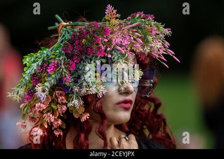 Moskau, Russland. 1. September 2020 schönes Mädchen mit einem Kranz von Wiesenblumen auf einer Open-Air-Party im Zarizyno-Park in Moskau, Russland Stockfoto