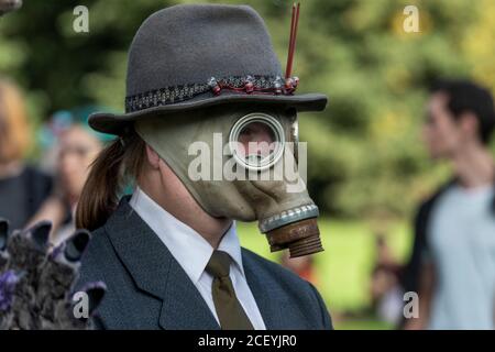 Moskau, Russland. 27. August 2020 EIN Mann mit Gasmaske bei einer Open-Air-Jugendparty im Zarizyno-Park in Moskau, Russland Stockfoto