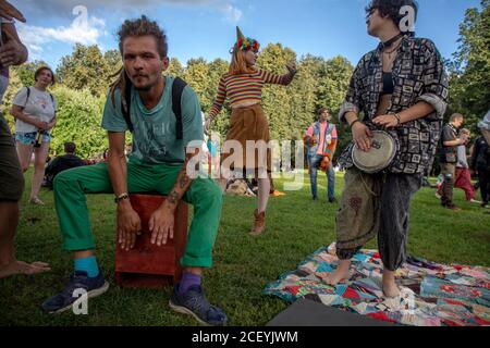 Moskau, Russland. 1. September 2020 Traditionelles Treffen der Fans der Hippie-Subkultur im Zarizyno-Park von Moskau, Russland. Mehrere Dutzend Menschen nehmen Teile des Open Air, um alternative Künste und Musik zu genießen Stockfoto