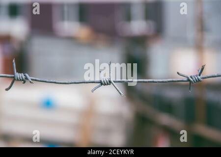 Stacheldraht Nahaufnahme. Material für die Einzäunung des Territoriums. Stacheldrahtzaun. Stockfoto