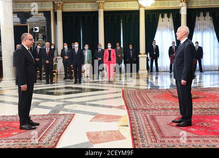 Tunis, Tunesien. September 2020. Tunesiens neuer Regierungschef Hichem Mechichi (Front) nimmt am 2. September 2020 an einer Eid-Zeremonie vor dem tunesischen Präsidenten Kais Saied (Front R) in Tunis, Tunesien, Teil. Tunesiens neuer Regierungschef Hichem Mechichi und Mitglieder seines Kabinetts haben am Mittwoch vor Präsident Kais Saied Eid geleistet, sagte der tunesische Ratsvorsitz. (Tunesische Präsidentschaft/Handout via Xinhua) Quelle: Xinhua/Alamy Live News Stockfoto