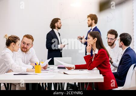 Junge Unternehmer im Büro, Co-Working, Unternehmer in formeller Kleidung versammelt, um gemeinsame Projekt zu diskutieren Stockfoto