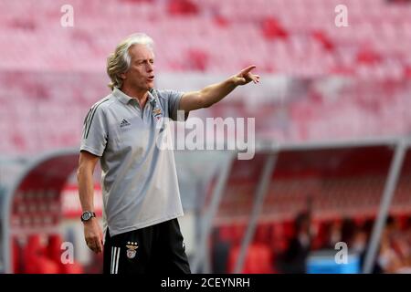 Lissabon, Portugal. September 2020. Benficas Cheftrainer Jorge Jesus zeigt sich beim Vorsaison-Freundschaftsspiel zwischen SL Benfica und SC Braga am 2. September 2020 im Luz-Stadion in Lissabon, Portugal. Quelle: Pedro Fiuza/ZUMA Wire/Alamy Live News Stockfoto