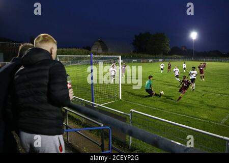 BARKING, ENGLAND. 2. SEPTEMBER 2020 EINE allgemeine Ansicht der Fans beobachten das Spiel während des FA Cup-Spiel zwischen West Essex FC und Crawley Green im Mayesbrook Park, bellend. (Kredit: Jacques Feeney) Gutschrift: MI Nachrichten & Sport /Alamy Live Nachrichten Stockfoto