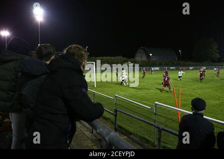 BARKING, ENGLAND. 2. SEPTEMBER 2020 EINE allgemeine Ansicht der Fans beobachten das Spiel während des FA Cup-Spiel zwischen West Essex FC und Crawley Green im Mayesbrook Park, bellend. (Kredit: Jacques Feeney) Gutschrift: MI Nachrichten & Sport /Alamy Live Nachrichten Stockfoto