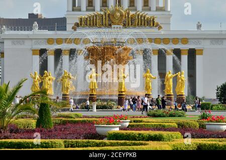 Moskau, Russland - 25. august 2020: Brunnen Freundschaft der Völker mit goldenen Statuen, der Hauptbrunnen und eines der wichtigsten Symbole der VDNH Stockfoto