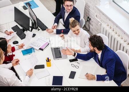 Junge Geschäftsleute haben erfolgreiche Interaktion, diverse Damen und Jungs in formellen Wear Sharing Erfahrung, Debatte neues Business-Projekt sitzen in l Stockfoto