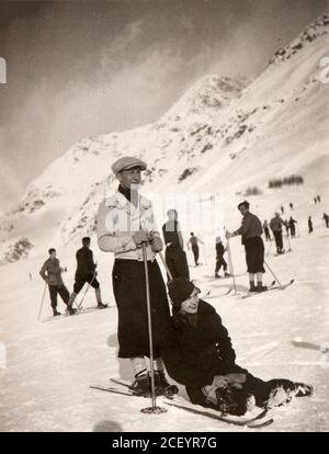 Ein Paar in unbekannter Lage der italienischen Alpen (1930er Jahre) Stockfoto