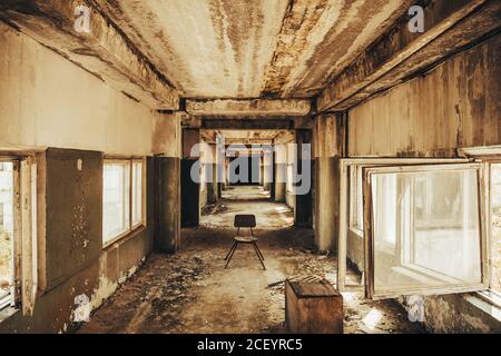 Gruseliger Korridor. Mystischer leerer Tunnel im verlassenen Haus. Stockfoto