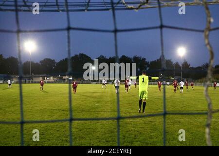 BARKING, ENGLAND. 2. SEPTEMBER 2020 EINE allgemeine Ansicht der Fans beobachten das Spiel während des FA Cup-Spiel zwischen West Essex FC und Crawley Green im Mayesbrook Park, bellend. (Kredit: Jacques Feeney) Gutschrift: MI Nachrichten & Sport /Alamy Live Nachrichten Stockfoto