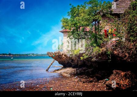 Ein kleines Haus auf einer Klippe über dem Meer auf der Insel Kisite in Kenia. Es ist der Indische Ozean. Eine Leiter führt ins Wasser. Es gibt ein Meer Stockfoto