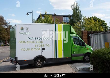 Maidenhead, Berkshire, Großbritannien. September 2020. Ein Waitrose Lieferwagen kommt zurück in den Maidenhead Waitrose Supermarkt. Die Waitrose Lieferpartnerschaft mit Ocado ist beendet und Waitrose haben jetzt ihre eigenen Lieferwagen. Quelle: Maureen McLean/Alamy Stockfoto