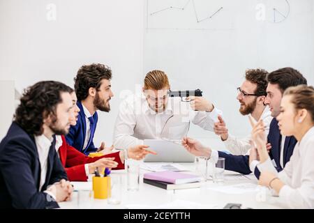 Unglücklich fluchende kaukasische Menschen besorgt über Probleme, mit finanziellen Problemen bei der Arbeit, verlieren alle ihre Nerven wegen der Frist, fühlen sich depres Stockfoto