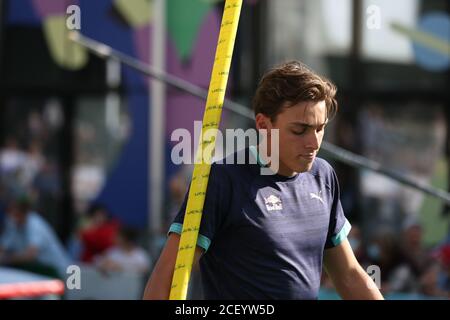 Lausanne, Schweiz. September 2020. LAUSANNE, SCHWEIZ - SEP 02: Armand DUPLANTIS von Schweden beim Aufwärmen des Pole Vault Athletissima Lausanne City Event Zählung für die Diamond League 2020 auf dem Place de l'Europe in Lausanne Credit: Mickael Chavet/Alamy Live News Stockfoto