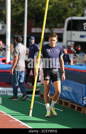 Lausanne, Schweiz. September 2020. LAUSANNE, SCHWEIZ - SEP 02: Armand DUPLANTIS von Schweden beim Aufwärmen des Pole Vault Athletissima Lausanne City Event Zählung für die Diamond League 2020 auf dem Place de l'Europe in Lausanne Credit: Mickael Chavet/Alamy Live News Stockfoto