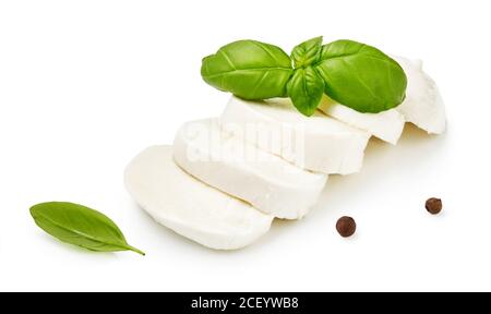 Stücke von Mozzarella Büffelkäse mit Basilikumblättern. Käse in Scheiben geschnitten mit schwarzen Paprika isoliert auf weißem Hintergrund. Stockfoto