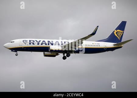 NEWCASTLE UPON TYNE, ENGLAND 5. August 2020 EINE Ryanair Boeing 737-800 landet auf dem Flughafen Newcastle (Quelle: Robert Smith, MI News) Stockfoto