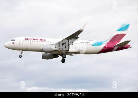 NEWCASTLE UPON TYNE, ENGLAND 2. September 2020. Ein Eurowings Airbus A320 landet am Mittwoch, den 2. September, am Flughafen Newcastle, um nach COVID-bedingten Annullierungen die Verbindung nach Düsseldorf wieder aufzunehmen. (Quelle: Robert Smith, MI News) Stockfoto