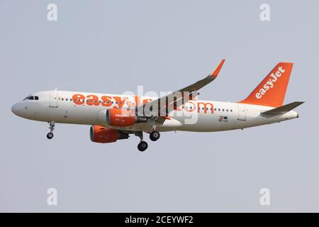 AMSTERDAM, NLD. 12. AUGUST 2020 ein Easyjet A320 im Amsterdam Airport Schiphol (Quelle: Robert Smith, MI News) Stockfoto