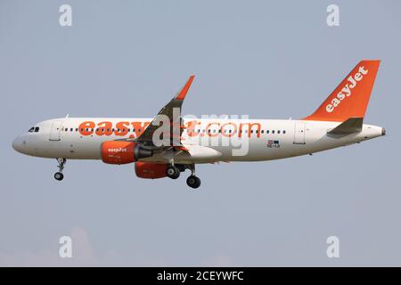 AMSTERDAM, NLD. 12. AUGUST 2020 ein Easyjet A320 im Amsterdam Airport Schiphol (Quelle: Robert Smith, MI News) Stockfoto