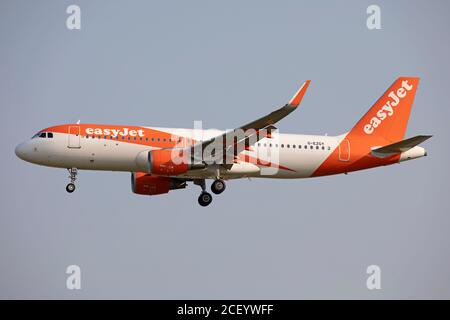 AMSTERDAM, NLD. 12. AUGUST 2020 ein Easyjet A320 im Amsterdam Airport Schiphol (Quelle: Robert Smith, MI News) Stockfoto