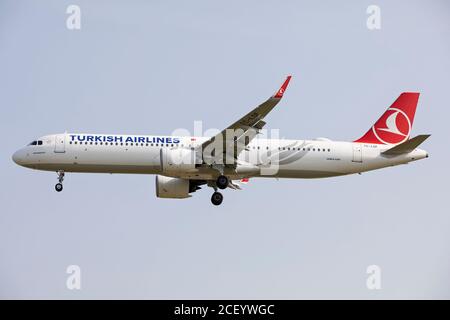 AMSTERDAM, NLD. 12. AUGUST 2020 Turkish Airlines Airbus A321 auf dem Flughafen Amsterdam Schiphol (Quelle: Robert Smith, MI News) Stockfoto